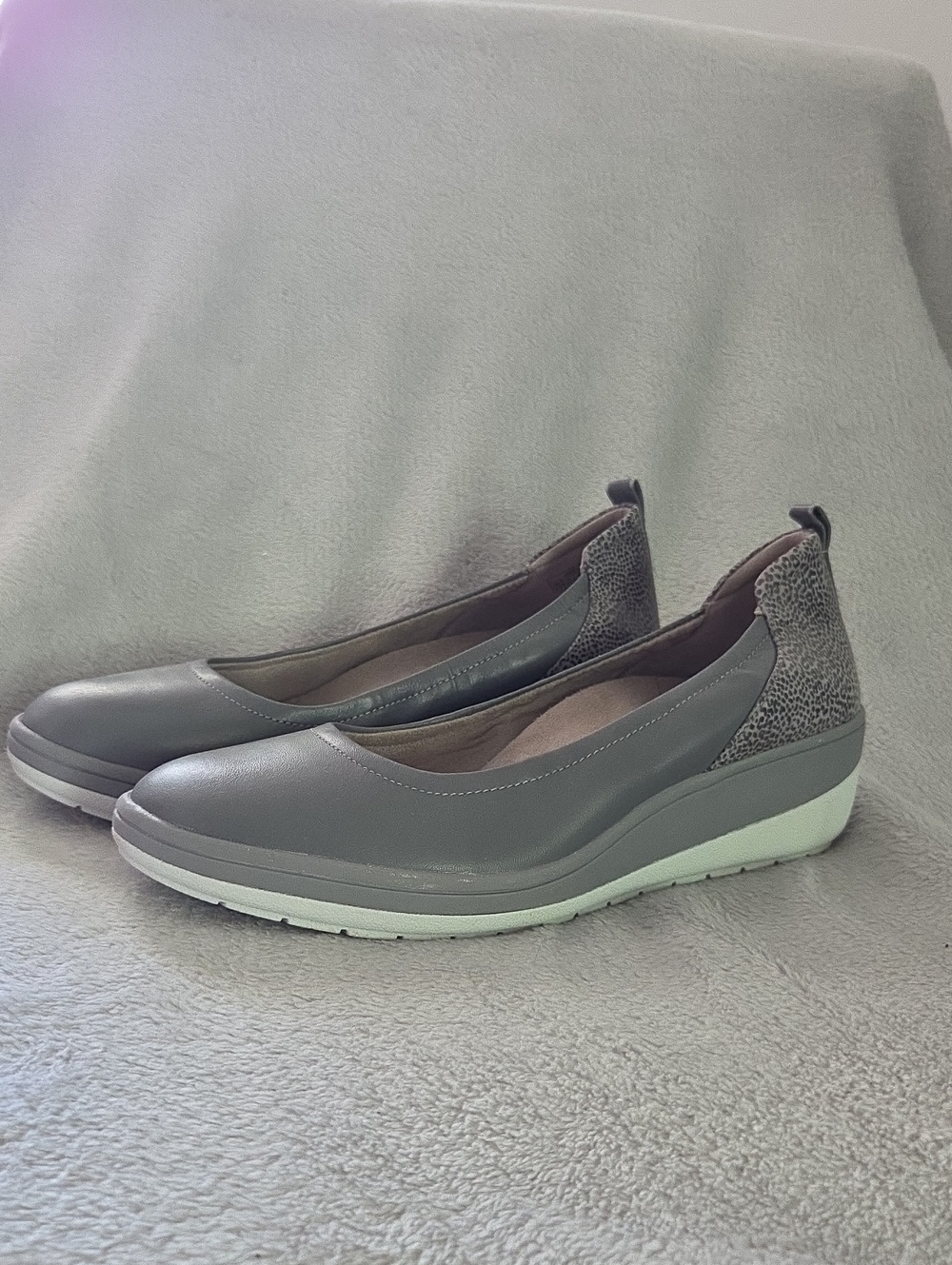 Vionic Jacey Slip On Wedges NWOT Grey 9.5